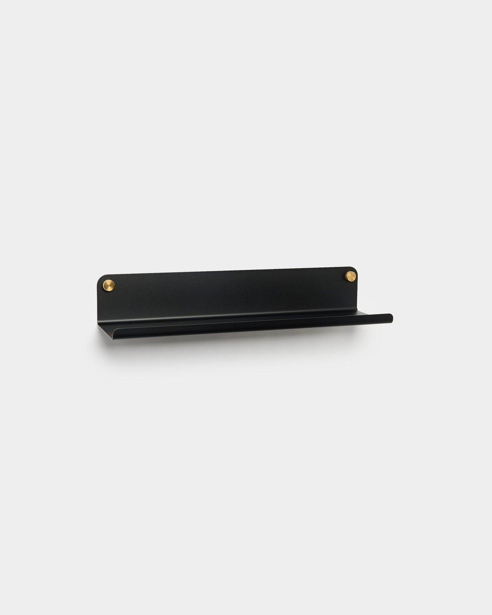 La balda ancha WoodUpp Norr en black, de 51,9 cm, tiene un diseño minimalista de metal con recubrimiento en polvo y se monta con tornillos dorados, en combinación con los sistemas Akupanel.